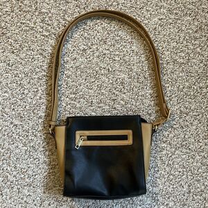TravelSmith Crossbody Bag RFID Safe Black Tan Brown Classic Color Block Preppy